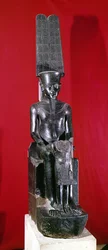 Amon isten ülő szobra Tutanhamon védelmében, Újbirodalom, Kr.e. 1336-1327 (gránit)