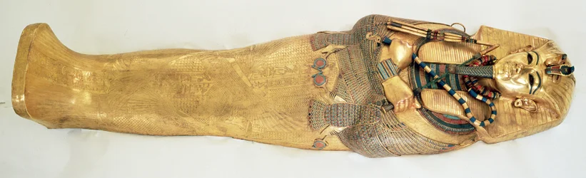 A király legbelső koporsója Tutanhamon sírjából (i. e. 1370-1352 körül), Újbirodalom, féldrágakövekkel berakott arany