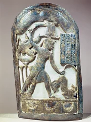 Fogadalmi pajzs, amely az oroszlánt megölő királyt ábrázolja Tutanhamon sírjából (Kr. e. 1370-52) Új Királyság (bekarcolt és aranyozott fa)