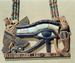 Wedjet szem mellkasi, Tutanhamon sírjából (Kr. e. 1370-52) Új Királyság (arany cloisonne üvegpasztával) (lásd még: 228564)