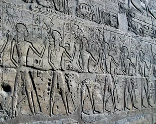 A bányavidékeket szimbolizáló figurák, akik az istennek hódolnak, dombormű, Ramesses II udvara, Amun templom (UNESCO Világörökségi lista).