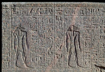 Anubisz ábrázolása, Anubisz és egy másik isten feliratának és domborművének részlete, Amenhotep szarkofágja, Memphisz, Egyiptom, Újbirodalom, XIX. dinasztia.