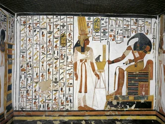 Egyiptom, Théba, Luxor, Királynők völgye, Nefertari sírja, az előcsarnok mellékhelyisége, falfestmények, királynő az isteni írnok, Thot előtt