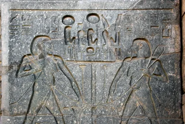 Egyiptomi ókor: II. Ramszesz fáraó (Kr. e. 1292-1186, Felső- és Alsó-Egyiptom egyesülését jelképező) szobrának részlete. Luxor temploma. Kelet-part (Théba), Egyiptom