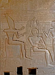 Egyiptomi antikvitás: részlet a II. Ramszesz koronáját ábrázoló domborművekről, amelyeket a Seshat Szentírás istene megáldott, II. Ramszesz fáraónak szentelt emléktemplom