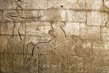 Egyiptomi ókor: a II. Ramszesz tetteit ünneplő domborművek látképe az i. e. 1274-es kádesi csata idején. A fáraó harci szekerén látható, II. Ramszesz fáraónak (i. e. 1279-1213) szentelt halotti templom, Ramasseum (Ramesseum) lelőhely L-ben