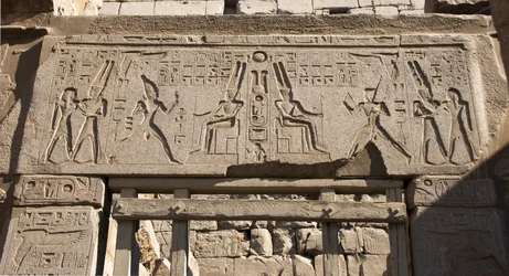 Egyiptomi antikvitás: az architráv képe díszíti II. Ramszesz fáraót, Ámon istent tisztelve és hieroglifákat, II. Ramszesz (Kr. e. 1292-1186) fáraó templomát Luxorban. East Bank (Théba), Egyiptom