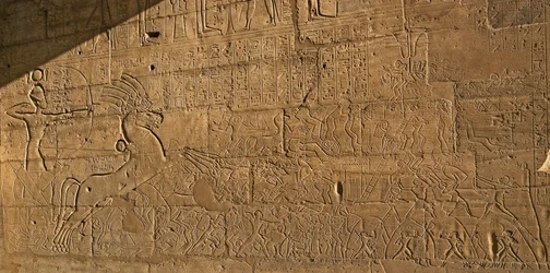 Egyiptomi antikvitás: II. Ramszesz hőstetteit ünneplő domborművek az időszámításunk előtt 1274-ben a kádesi csata során, II. Ramszesz fáraónak szentelt temetési templom
