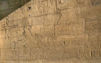 Egyiptomi ókor: II. Ramszesz hőstetteit ünneplő domborművek látképe az i. e. 1274-es kádesi csatából, II. Ramszesz fáraónak (i. e. 1279-1213) szentelt halotti templom, a luxori Ramesseum helyszíne, Egyiptom.