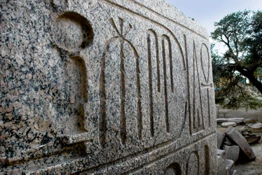 Egyiptomi antiquitis: II. Ramszesz fáraó Asszuán kolosszális gránitszobrának alapja; Ramszesz fáraónak szentelt temetési templom