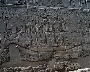 Temetkezési csónak, részlet az isteneknek szánt áldozati jelenetekből, dombormű, a Nagy Hiposztílus-csarnok belső falai, karnaki templomkomplexum (Unesco Világörökségi Listája).