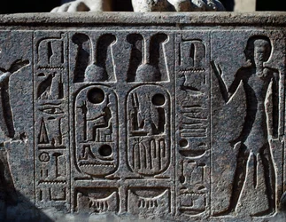 Hieroglifák, a kolosszális királyszobor patájának részlete, Ramessz II. udvara, Amun templom (UNESCO Világörökségi lista).