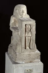 Széti királyi írnok naoforos szobra Oziriszszal a naoszban, Újbirodalom, ie 1279-1213 körül (mészkő)