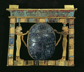 A vezír, Paser mellkasa Ízisz és Nephthys istennőkkel körülvett szkarabeusszal, a memphisi Szerapeumból, Új Királyság (arany, lapis lazuli és üvegpaszta)