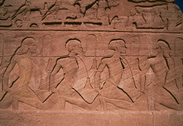 Észak foglyai, dombormű a II. Ramszesz Nagy Templomának óriásainak tövében, Abu Szimbel (UNESCO Világörökségi lista).