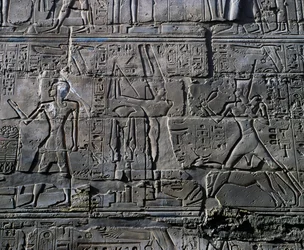 Hatsepszut királynő Amun isten előtt, részlet az isteneknek való áldozati jelenetekből, dombormű, a Nagy Hiposztílus-terem belső falai, karnaki templomkomplexum (Unesco Világörökségi Listája).