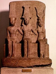 II. Ramszesz (Kr. e. 1304-1237) Amun és Mut között ült, Karnakból, Újbirodalomból, ie 1279-13 (gránit)