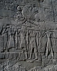 II. Ramszesz a szent csónak előtt, dombormű, a Nagy Hiposztílus-csarnok belső falai, karnaki templomkomplexum (UNESCO Világörökségi Listán)