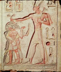 II. Ramszesz (Kr. e. 1279 - 1213) lesújt ellenségeire (festett mészkő dombormű, XIX. dinasztia)