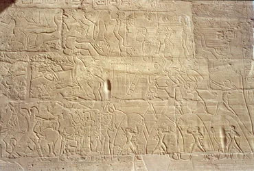 Egyiptomi csapatokat ábrázoló dombormű, amint megrohamozzák Dapur hettita városát a Great Hypostyle Hallból, Új Királyság, Kr.e. 1297-1185