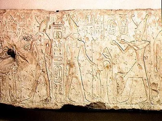 Dombormű II. Ramszeszről (Kr. e. 1279-1213), aki rituális felajánlásokat ad Ozirisz családjának, jobb oldali részlet Ramszeszről, aki két kulacs bort kínál Hórusznak, Abydosból, Újbirodalomból (mészkő)