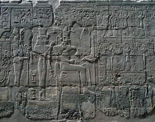 Jelenetek az isteneknek való felajánlásokról, dombormű, a Nagy Hiposztílus-terem belső falai, karnaki templomkomplexum (Unesco Világörökségi Listája).
