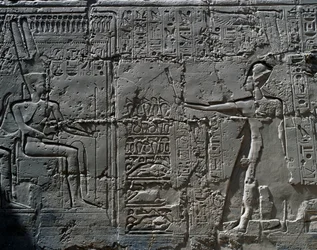 A király Amun isten előtt, részlet az isteneknek való áldozati jelenetekből, dombormű, a Nagy Hiposztílus-csarnok belső falai, karnaki templomkomplexum (Unesco Világörökségi Listája).