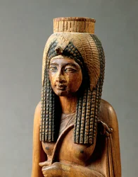 Ahmes Nefertari, I. Amenhotep feleségének faszobra, Deir el-Medinából, részlet, a mellszobor, Újbirodalom, XIX. dinasztia