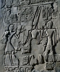 A fiatal II. Ramesszesz Amun isten előtt, részlet az isteneknek szánt áldozati jelenetekből, dombormű, a Nagy Hiposztílus-csarnok belső falai, karnaki templomkomplexum (UNESCO Világörökség listája).