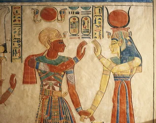 Egyiptom, Luxor, ókori Théba, Királynők völgye, Amonherkhopeshaf sírja, festett dombormű III. Ramszesz fáraóval Ízisz előtt