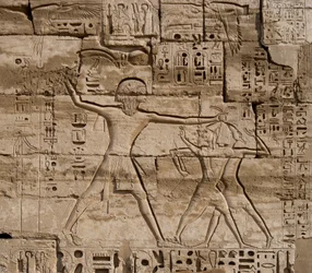 Egyiptomi ókor: a fáraó tengeri népek felett aratott győzelmét ünneplő domborművek részlete. Ramszesz temetkezési temploma (Kr. e. 1187-1156). Luxor, Medinet Habu, Egyiptom
