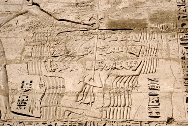 Egyiptomi antikvitás: az első pilon domborműveinek részlete, amely a tengeri népekhez tartozó harcosokat, III. Ramszesz ellenségeit ábrázolja. Ramszesz temetkezési temploma (Kr. e. 1187-1156). Luxor, Medinet Habou, Egyiptom