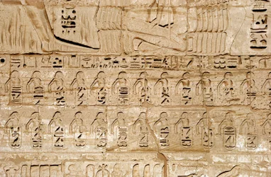 Egyiptomi antikvitás: a III. Ramszesz fáraó által meghódított városok emblémáit ábrázoló első pilon domborműveinek részlete. Ramszesz temetkezési temploma (Kr. e. 1187-1156). Luxor, Medinet Habou, Egyiptom
