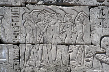 Dombormű, amely északi foglyokat ábrázol a Ramszesz III-i csatában, Medinet nagy templomában