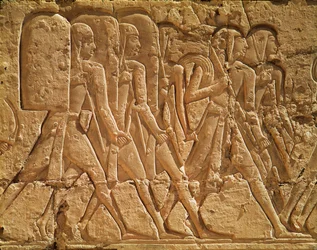 Kötelet és fegyvert hordozó szolgákat ábrázoló dombormű a Ramszesz III (Kr.e. 1184-1153) Új Királyság halotti templomából