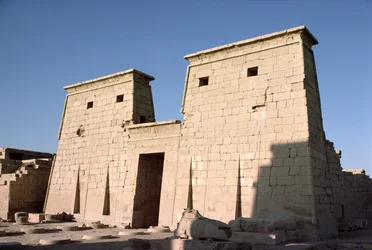 Khonsu templomának déli homlokzata és pilonja, Új Királyság, ie 1100 körül