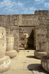 Ramszesz szobra egy kápolnában, amely a III. Ramszesz halotti templomának Hypostyle terméből vezet (Kr. e. 1184-1153) Új Királyság