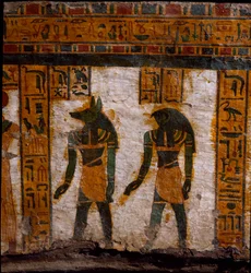 Egyiptomi antikvitás: Douamoutef és Kebehsenouf (vagy Qebehsenouf) temetkezési dzsinnek. a 21. dinasztia (Kr. e. 1085-935) Butehamon írnok emberszabású szarkofágjának díszítése. Egyiptom Múzeum Torinóban (Torino, Museo Egizio)