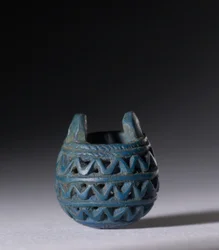 Modelkosár mint amulett, ie 1069-945 körül