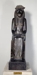 Egyiptomi ókor: Szekhmet oroszlánistennő I. Sesonk király kartusával. Fekete gránitszobor. Kr. e. 950-929. Torino, Egyiptomi Múzeum