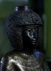 Karomama isteni hódolónő szobra, harmadik köztes időszak (bronz arannyal, ezüsttel és elektrummal) (127647 részlet)