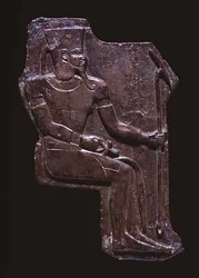 Amun isten domborműtáblája, a szakkarai Ízisz templomból, késői időszak, ie 760-656 körül (rézötvözet)