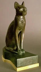 Bastet istennőt ábrázoló macskaszobrocska, I. Psamtek kartusával, szaiszi kor, kb. 664-610