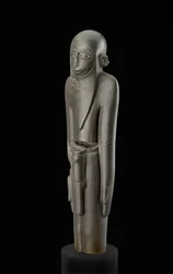 Szakállas férfi szobra sapkával és péniszhüvelyt tartó övvel, a protodinasztikus kornak tulajdonítva (kb. i. e. 2900-2650)