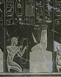 I. Nectanebo, a démonnak nyakláncot kínáló király dolerit domborműve, amelyet késpenge és három kígyó ábrázol, Heliopolisból az Atum templomban