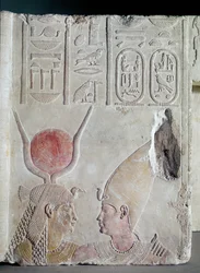 II. Nectanebo (Kr. e. 360-343) Ízisz istennő ölelésében, ajtótöredék, késői időszak, ie 358-341 körül (festett mészkő) (lásd még: 172244)