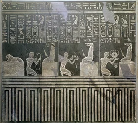 Nektanebo fáraót (Kr. e. 380-62) ábrázoló dombormű, aki isteneknek ajándékoz, késői időszak