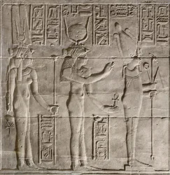 Domborművek a belső szentélyben, Philae templom, Asszuán, Egyiptom