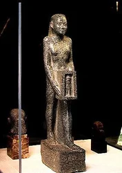 Psamerikseneb vezír szentélyt ajánl Mnevis bikának, késői időszak, ie 358-341 körül (gránit)