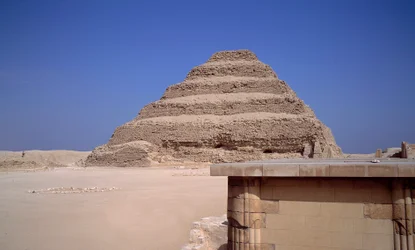 Egyiptomi ókor: Kilátás Sakkarah piramisára. Imhotep építése Djeser király számára (i.e. 2700 körül) (3. dinasztia) Saqqarah, Egyiptom
